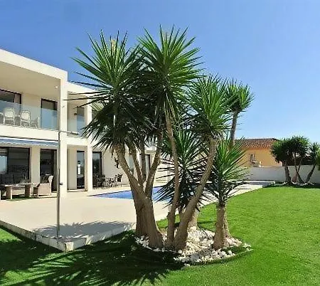Luxury With Large Swimming Pool And Outdoor Area *