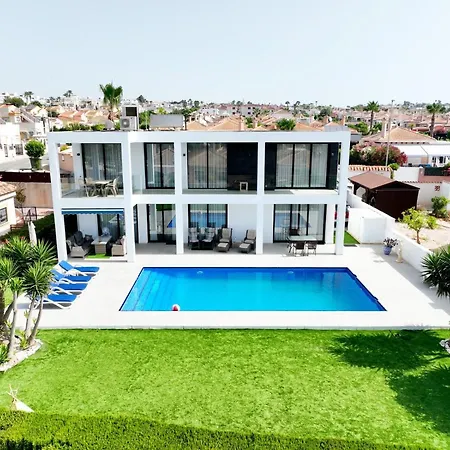 Luxury With Large Swimming Pool And Outdoor Area Villa