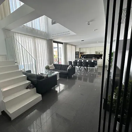 Luxury With Large Swimming Pool And Outdoor Area Villa *