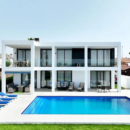 Luxury With Large Swimming Pool And Outdoor Area