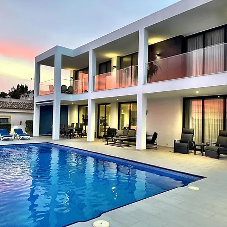 Luxury With Large Swimming Pool And Outdoor Area ヴィラ *