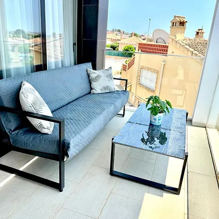 Luxury With Large Swimming Pool And Outdoor Area *