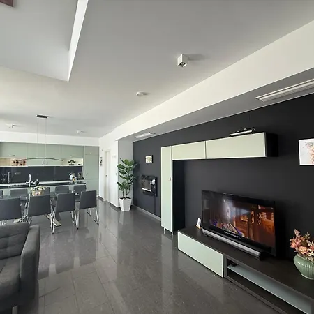 Luxury With Large Swimming Pool And Outdoor Area Villa