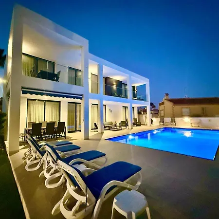 Luxury With Large Swimming Pool And Outdoor Area